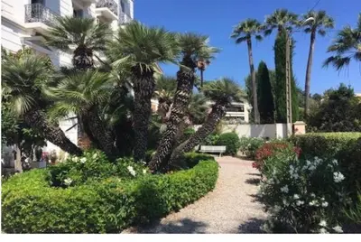 Jardin de l'établissement Winter Palace Cannes