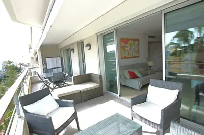 Coin salon dans l'établissement Appartement entièrement équipé avec grande terrasse salon d' extérieur