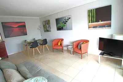 Télévision ou salle de divertissement dans l'établissement Appartement entièrement équipé avec grande terrasse salon d' extérieur
