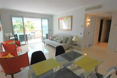 Coin salon dans l'établissement Appartement entièrement équipé avec grande terrasse salon d' extérieur