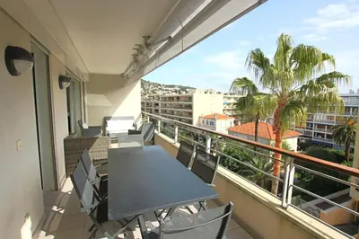 Balcon ou terrasse dans l'établissement Appartement entièrement équipé avec grande terrasse salon d' extérieur