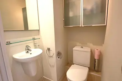 Salle de bains dans l'établissement Appartement entièrement équipé avec grande terrasse salon d' extérieur