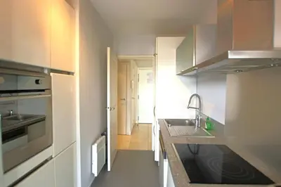 Cuisine ou kitchenette dans l'établissement Appartement entièrement équipé avec grande terrasse salon d' extérieur