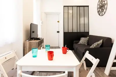 Télévision ou salle de divertissement dans l'établissement Chez Thibault - Studio rénové 2-4pers Centre Antibes Fersen