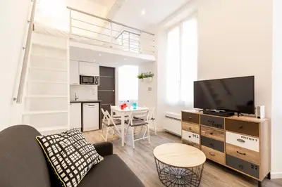 Télévision ou salle de divertissement dans l'établissement Chez Thibault - Studio rénové 2-4pers Centre Antibes Fersen