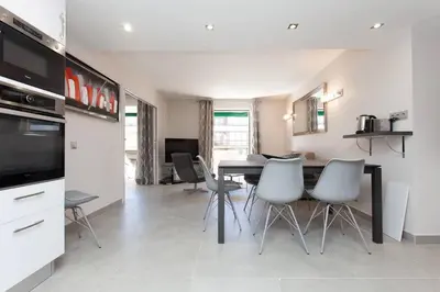 Cuisine ou kitchenette dans l'établissement Carlton area: New 2 beds / 2 baths