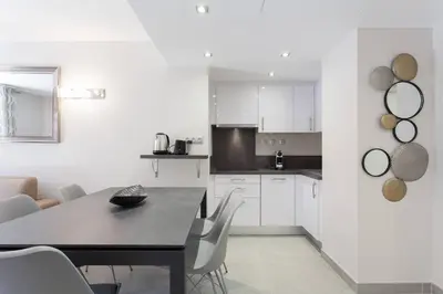 Cuisine ou kitchenette dans l'établissement Carlton area: New 2 beds / 2 baths