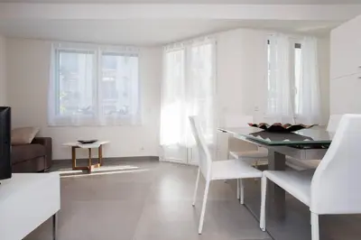 Coin salon dans l'établissement MARTINEZ AREA: NEW 2BEDS/2BATHS