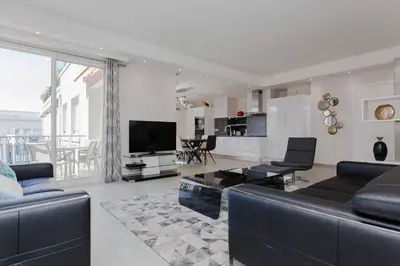 Télévision ou salle de divertissement dans l'établissement Marriott- Croisette: Superb 3 bedrooms/ 3 baths
