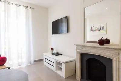 Télévision ou salle de divertissement dans l'établissement Palais Miramar: 1 bed side sea view