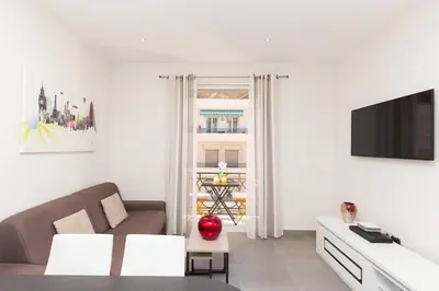 Télévision ou salle de divertissement dans l'établissement Palais Miramar: 1 bed side sea view