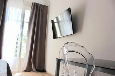Télévision ou salle de divertissement dans l'établissement New - cosy & nice Apartment in Palais Miramar