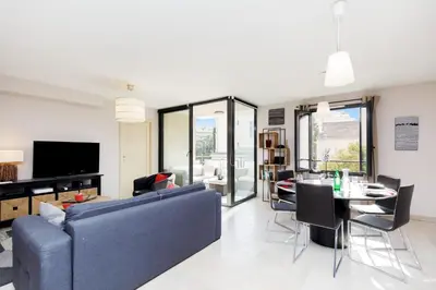 Télévision ou salle de divertissement dans l'établissement 3 bedrooms: 200m from Croisette