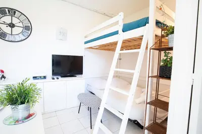 Télévision ou salle de divertissement dans l'établissement Chez Dominique - Studio 2-4pers centre Antibes Fourmilliere 1er