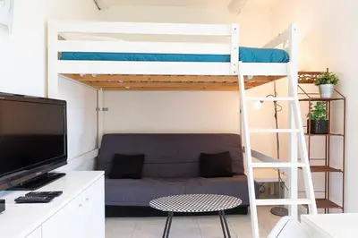 Télévision ou salle de divertissement dans l'établissement Chez Dominique - Studio 2-4pers centre Antibes Fourmilliere 1er