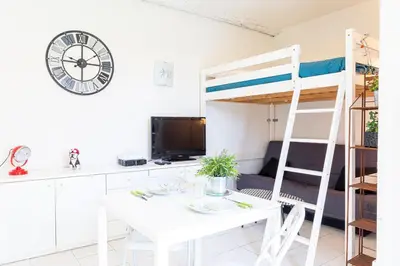 Télévision ou salle de divertissement dans l'établissement Chez Dominique - Studio 2-4pers centre Antibes Fourmilliere 1er