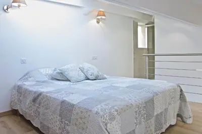 Un ou plusieurs lits dans un hébergement de l'établissement DUPLEX FONTAINE - Appartement Duplex coeur vieil Antibes Old city Marché provencal