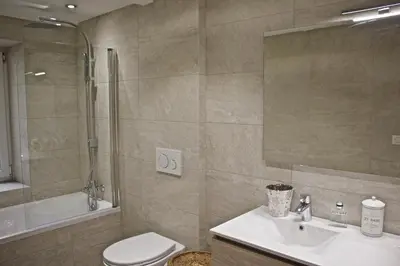 Salle de bains dans l'établissement DUPLEX FONTAINE - Appartement Duplex coeur vieil Antibes Old city Marché provencal