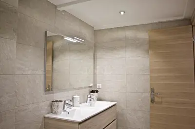 Salle de bains dans l'établissement DUPLEX FONTAINE - Appartement Duplex coeur vieil Antibes Old city Marché provencal