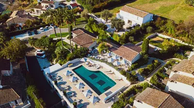 Piscine de l'établissement La Bastide de Biot ou située à proximité