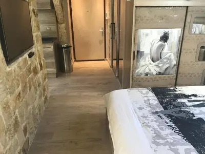 Un ou plusieurs lits dans un hébergement de l'établissement Love Room Jacuzzi Croisette