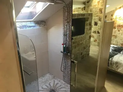 Salle de bains dans l'établissement Love Room Jacuzzi Croisette
