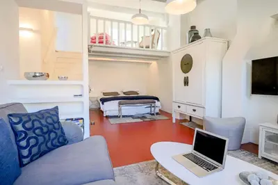 Télévision ou salle de divertissement dans l'établissement CLT - UNIQUE Duplex & Terrace on the Provencal market