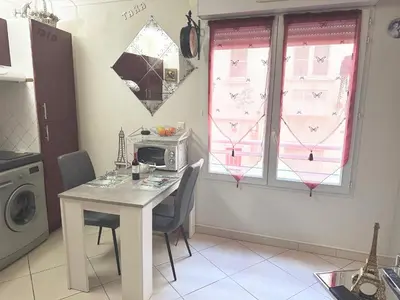 Cuisine ou kitchenette dans l'établissement CANNES CENTRE 5 minutes de la mer