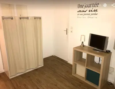 Télévision ou salle de divertissement dans l'établissement Colorful Studio Cannes