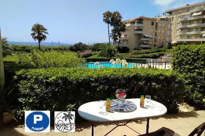 Piscine de l'établissement Antibes T2 Vue mer 48m2 Terrasse Parking Piscine Plage ou située à proximité