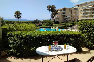 Piscine de l'établissement Antibes T2 Vue mer 48m2 Terrasse Parking Piscine Plage ou située à proximité