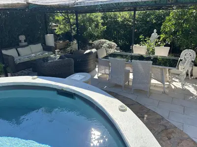 Piscine de l'établissement Bel Appartement Spacieux et lumineux climatisé de 120m2 dans villa avec piscine ou située à proximité