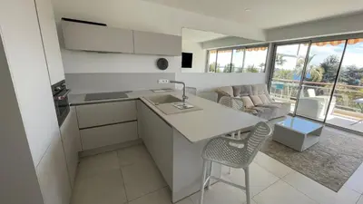 Cuisine ou kitchenette dans l'établissement APPARTEMENT 2 chambres vue mer panoramique, proche Croisette Cannes