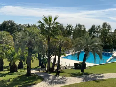 Piscine de l'établissement APPARTEMENT 2 chambres vue mer panoramique, proche Croisette Cannes ou située à proximité