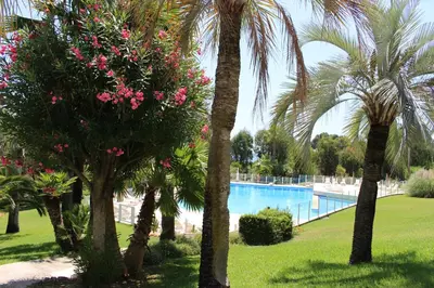 Piscine de l'établissement APPARTEMENT 2 chambres vue mer panoramique, proche Croisette Cannes ou située à proximité
