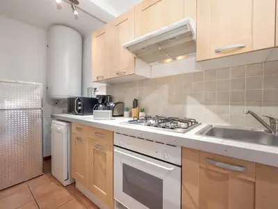 Cuisine ou kitchenette dans l'établissement Apartment Rue de la Pompe by Interhome
