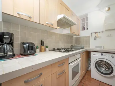 Cuisine ou kitchenette dans l'établissement Apartment Rue de la Pompe by Interhome