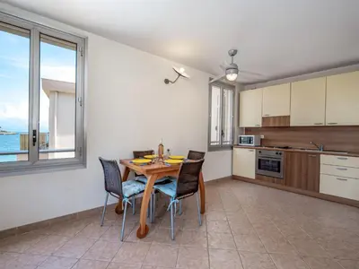 Cuisine ou kitchenette dans l'établissement Apartment La Bouée-1 by Interhome