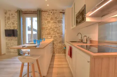 Cuisine ou kitchenette dans l'établissement TERRASSE ARENE - 2P avec grande terrasse, situation idéale en Vieille ville