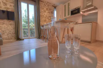 Cuisine ou kitchenette dans l'établissement TERRASSE ARENE - 2P avec grande terrasse, situation idéale en Vieille ville