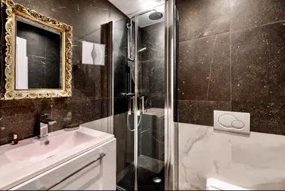 Salle de bains dans l'établissement Cannes Croisette Concorde Miramar