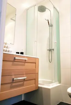 Salle de bains dans l'établissement Studio Cosy centre Cannes