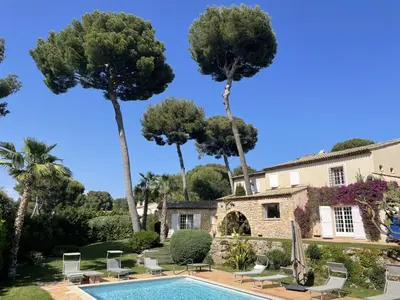 Piscine de l'établissement Magnifique Villa de prestige Antibes/Juan-les-Pins ou située à proximité