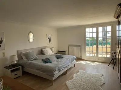 Un ou plusieurs lits dans un hébergement de l'établissement Magnifique Villa de prestige Antibes/Juan-les-Pins