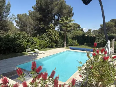 Piscine de l'établissement Magnifique Villa de prestige Antibes/Juan-les-Pins ou située à proximité