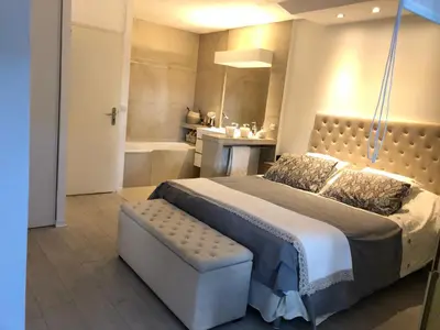 Un ou plusieurs lits dans un hébergement de l'établissement Luxe apartment center 6pers 300m2 privare garden