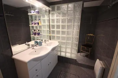 Salle de bains dans l'établissement carré d'or rue d'ANTIBES à quelques pas du palais des Festivals