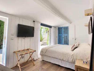 Télévision ou salle de divertissement dans l'établissement Villa Riviera