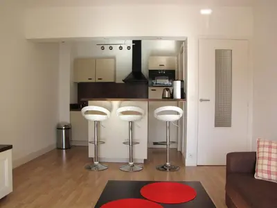 Cuisine ou kitchenette dans l'établissement Appartement moderne à Antibes - 50 m² - Vue sur jardin