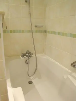 Salle de bains dans l'établissement Appartement moderne à Antibes - 50 m² - Vue sur jardin